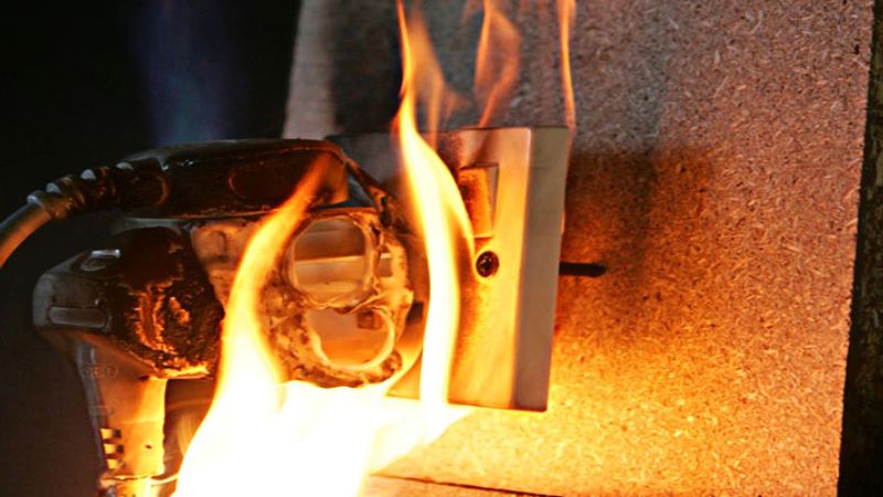 Cần làm gì khi xảy ra sự cố điện để hạn chế cháy nổ?